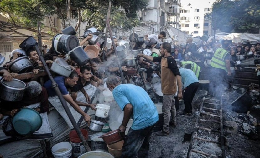 رئيس الوزراء البريطاني: يجب إدخال المساعدات برًا إلى غزة فورًا