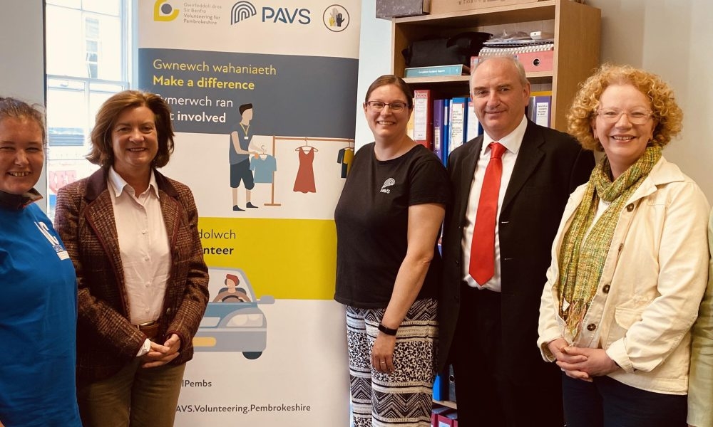 First Minister visits PAVS headquarters to discuss volunteering strategy