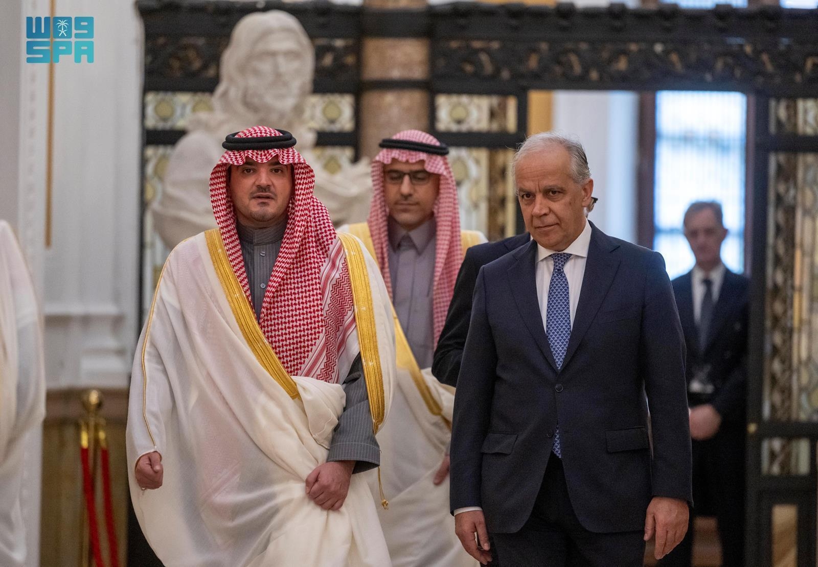 سياسي / الأمير عبدالعزيز بن سعود ووزير الداخلية الإيطالي يعقدان جلسة مباحثات رسمية