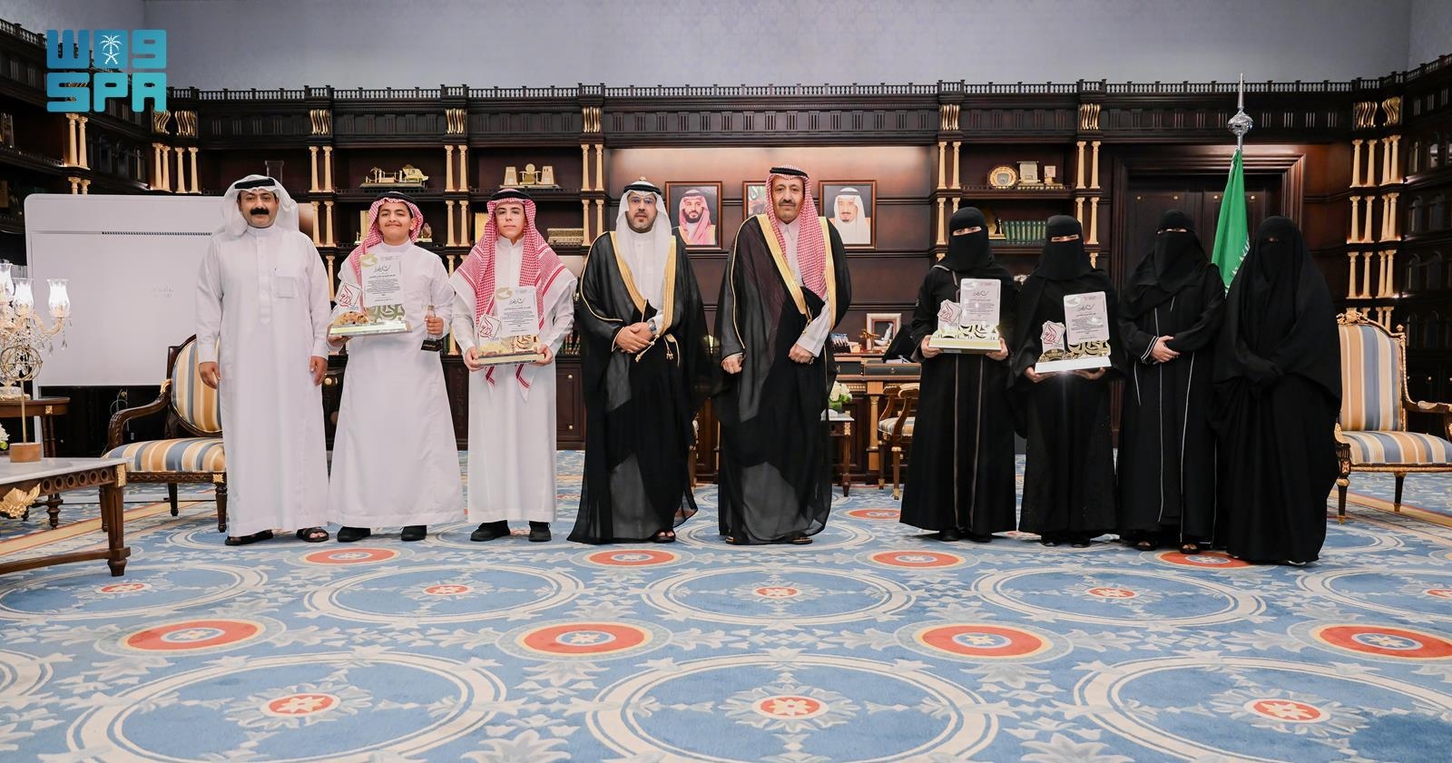 ثقافي / أمير الباحة يكرّم طلاب وطالبات المنطقة الفائزين في معرض إبداع 2025
