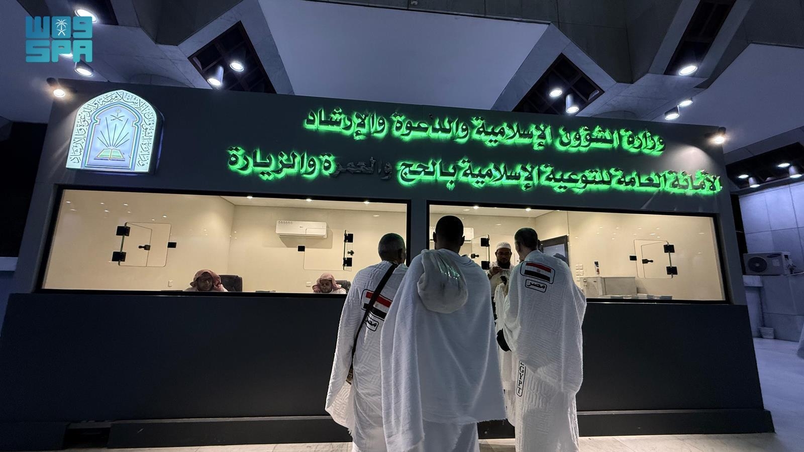 Ministry of Islamic Affairs Provides Sharia Awareness Programs to Visitors of Al-Taneem Mosque