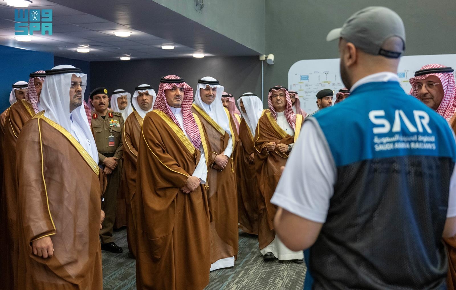 حج / الأمير عبدالعزيز بن سعود يتابع سير العمل في مركز العمليات والتحكم بقطار المشاعر المقدسة في مشعر عرفات