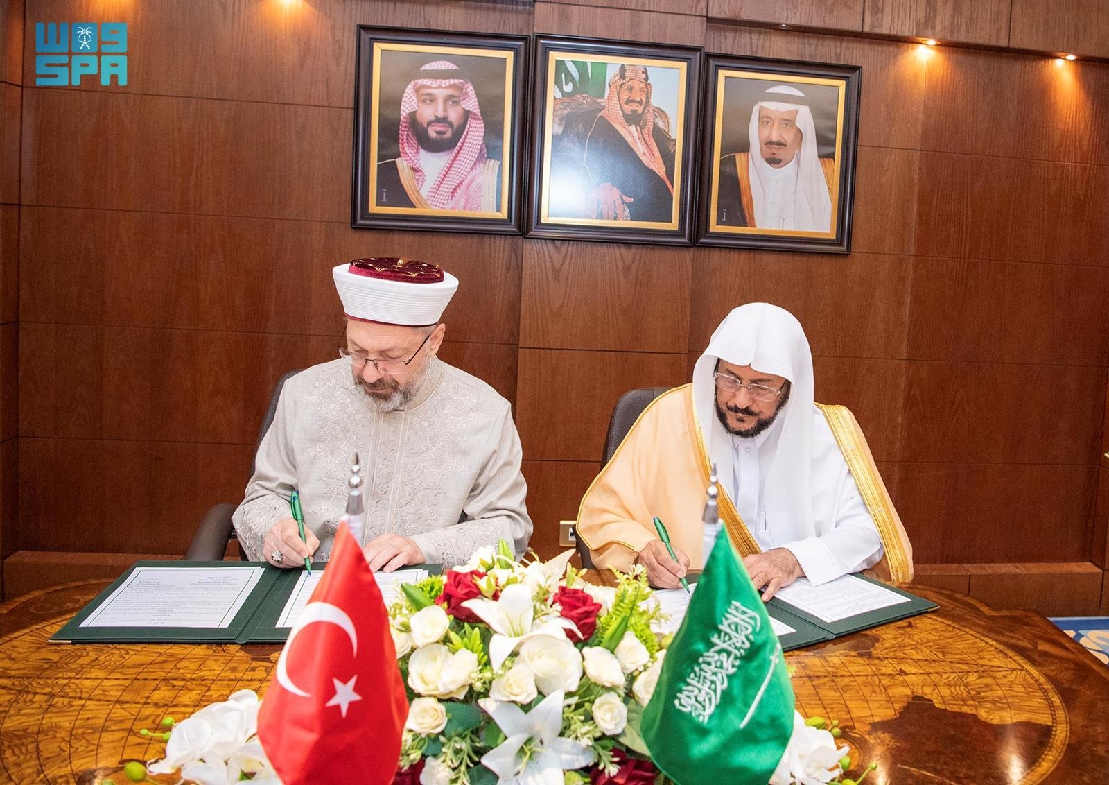 عام / وزير "الشؤون الإسلامية" ورئيس الشؤون الدينية التركي يوقعان مذكرة تفاهم في مجالات الشؤون الإسلامية