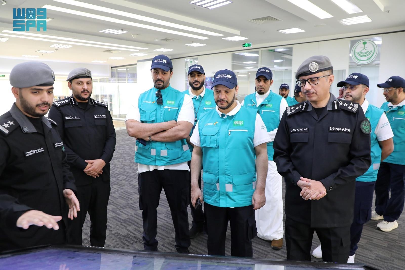 حج / مساعد وزير الموارد البشرية والتنمية الاجتماعية للخدمات المشتركة يزور مركز العمليات الأمنية الموحدة (911) بمنطقة مكة المكرمة
