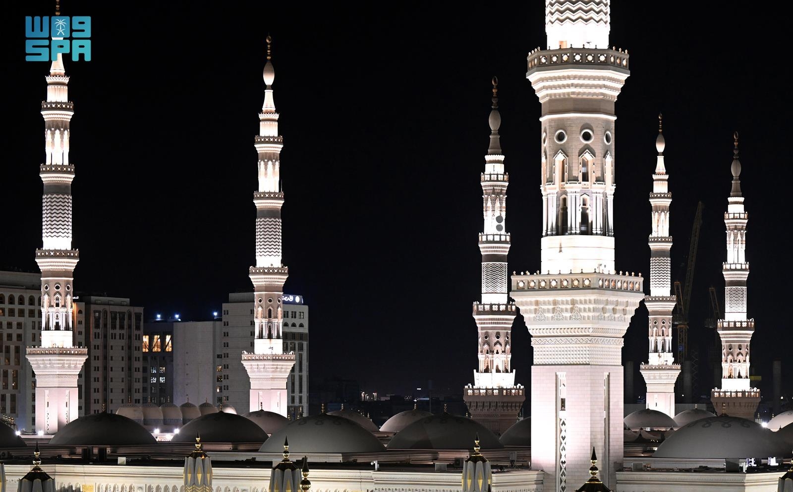 عام / 10 مآذن تُزيِّن المسجد النبوي الشريف بصدًى يوميٍّ للنداء الخالد