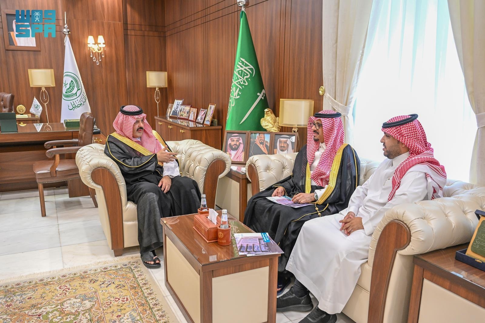 صحي / أمير حائل يستقبل الرئيس التنفيذي لهيئة تطوير المنطقة والرئيس التنفيذي لجمعية سفانة الخيرية