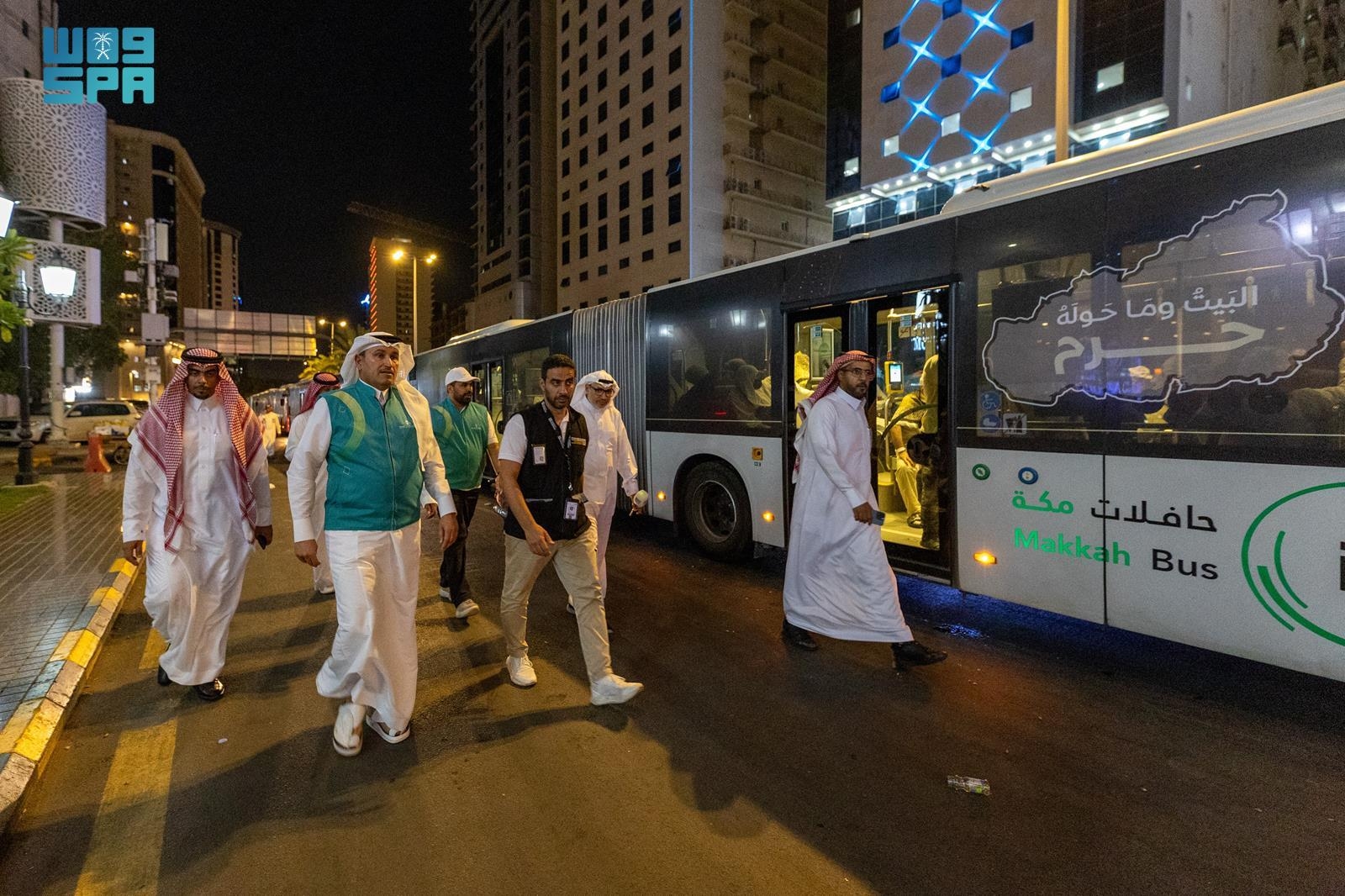 حج / وزير النقل والخدمات اللوجستية يتفقد حركة النقل الترددي بالحافلات للتأكد من جودة الخدمات المقدمة لضيوف الرحمن