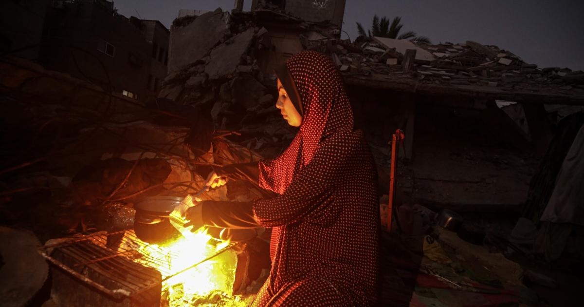 غزة على شفا انهيار شامل: الاحتلال الإسرائيلي يواصل تدمير منظومة الكهرباء وحرمان الفلسطينيين من مصادر الطاقة
