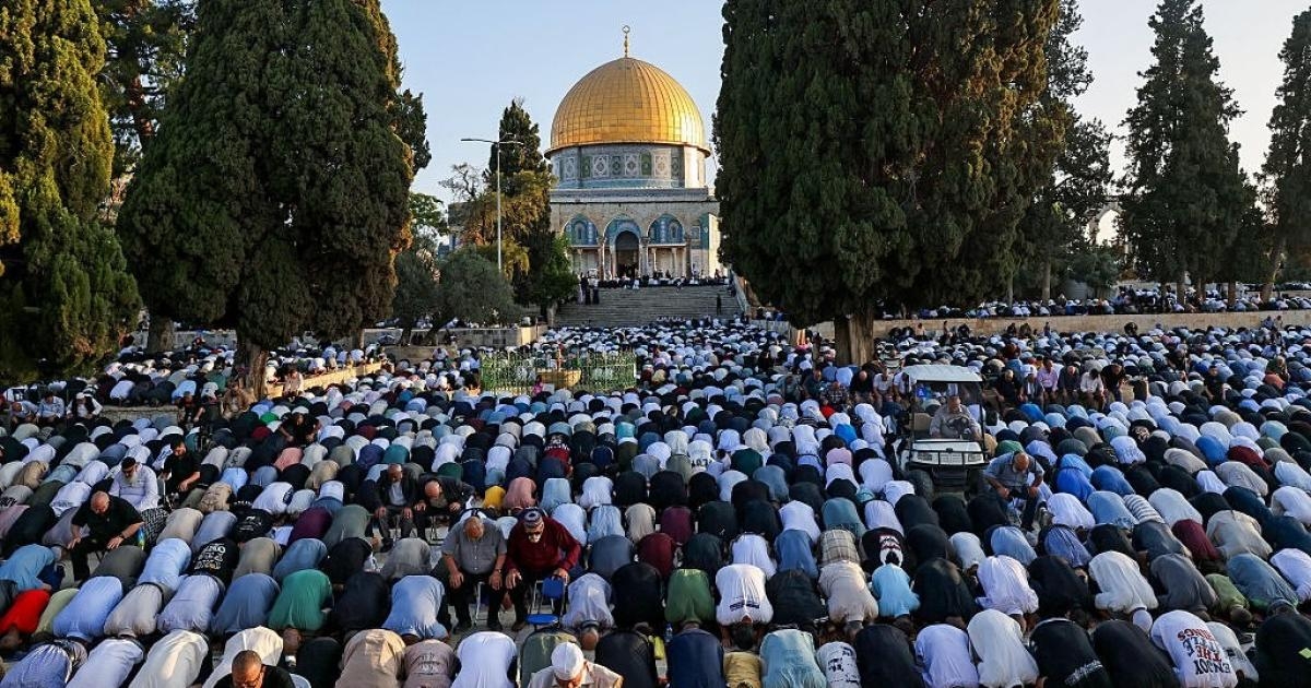 عشرات الآلاف يؤدون صلاة عيد الأضحى في المسجد الأقصى المبارك