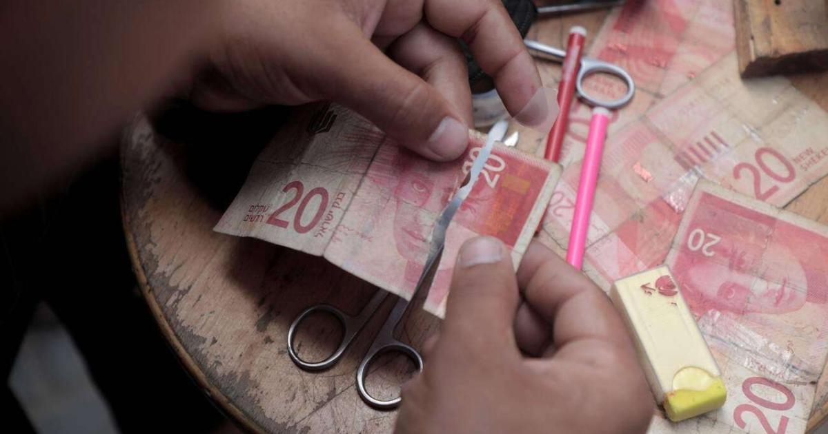 أزمة السيولة في غزة: عمولات فاحشة وسوق سوداء تتغوّل… وسلطة النقد تتحرك بإغلاق الحسابات المخالِفة