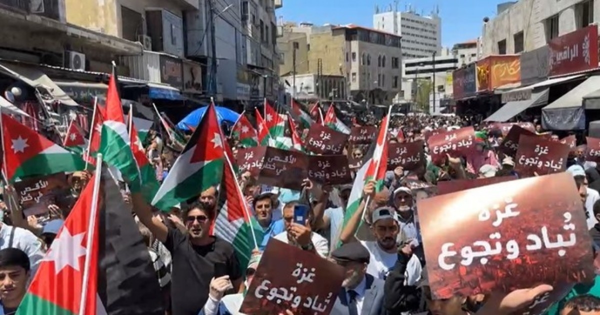 مئات الأردنيين يشاركون بالمسيرة الأسبوعية في عمّان تضامناً مع غزة والضفة