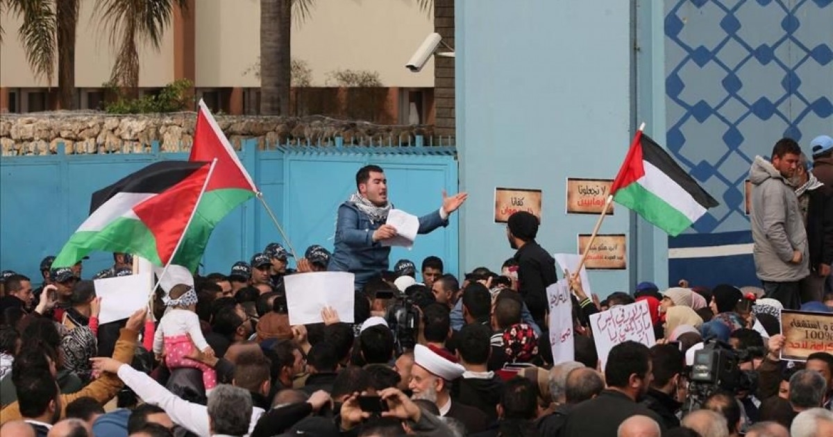 مئات الطلاب الفلسطينيين السوريين مهددون بالحرمان من التعليم في لبنان بسبب الإقامات