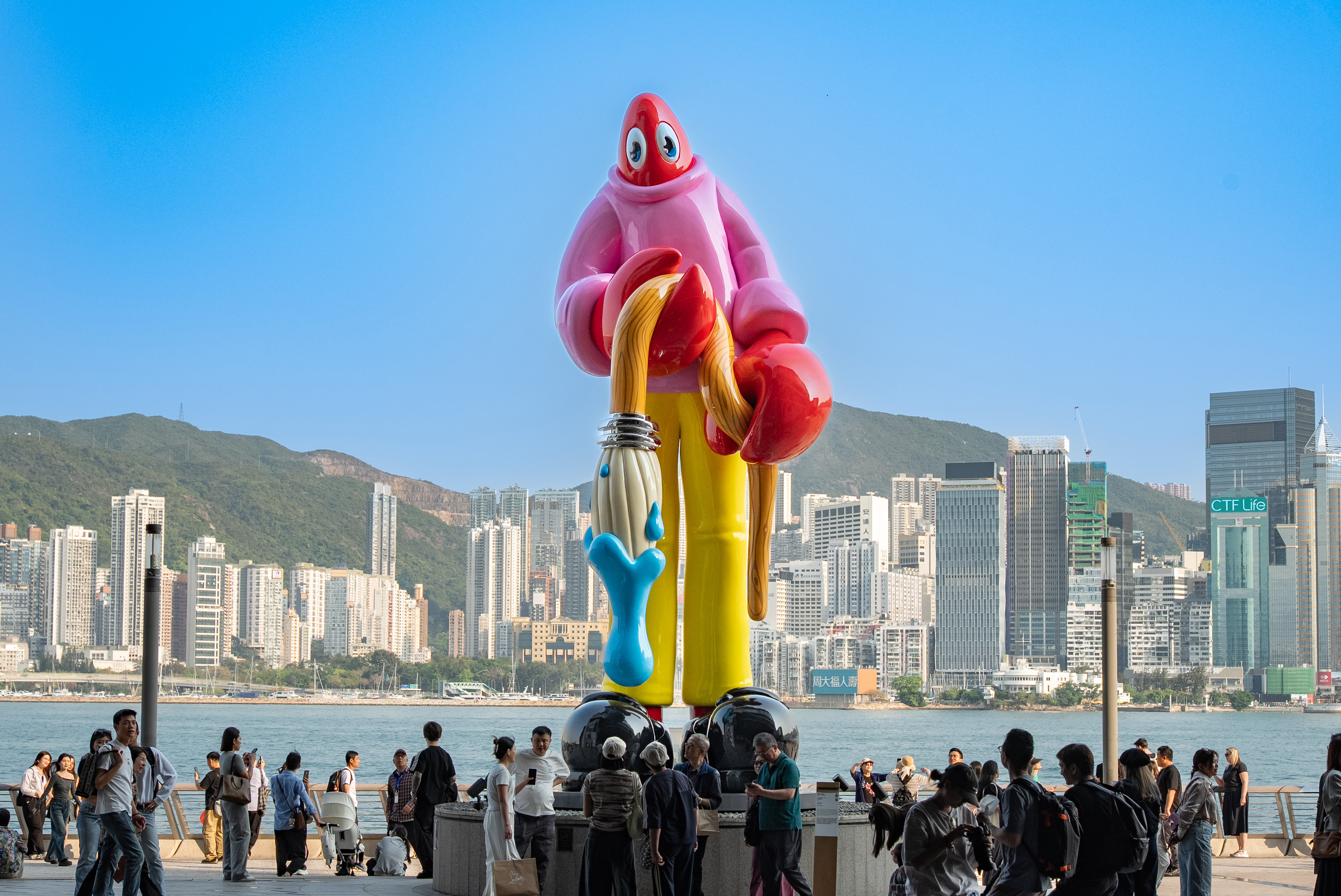 Presented by K11 Art Foundation, Philip Colbert's monumental sculpture THE LOBSTER PAINTER – a collaboration with Co-Museum – along with five other works create an immersive city takeover