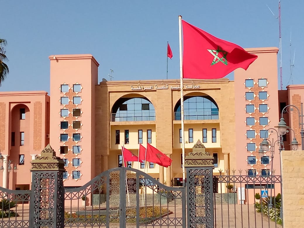 مقاول يهدد بالإنتحار داخل عمالة قلعة السراغنة
