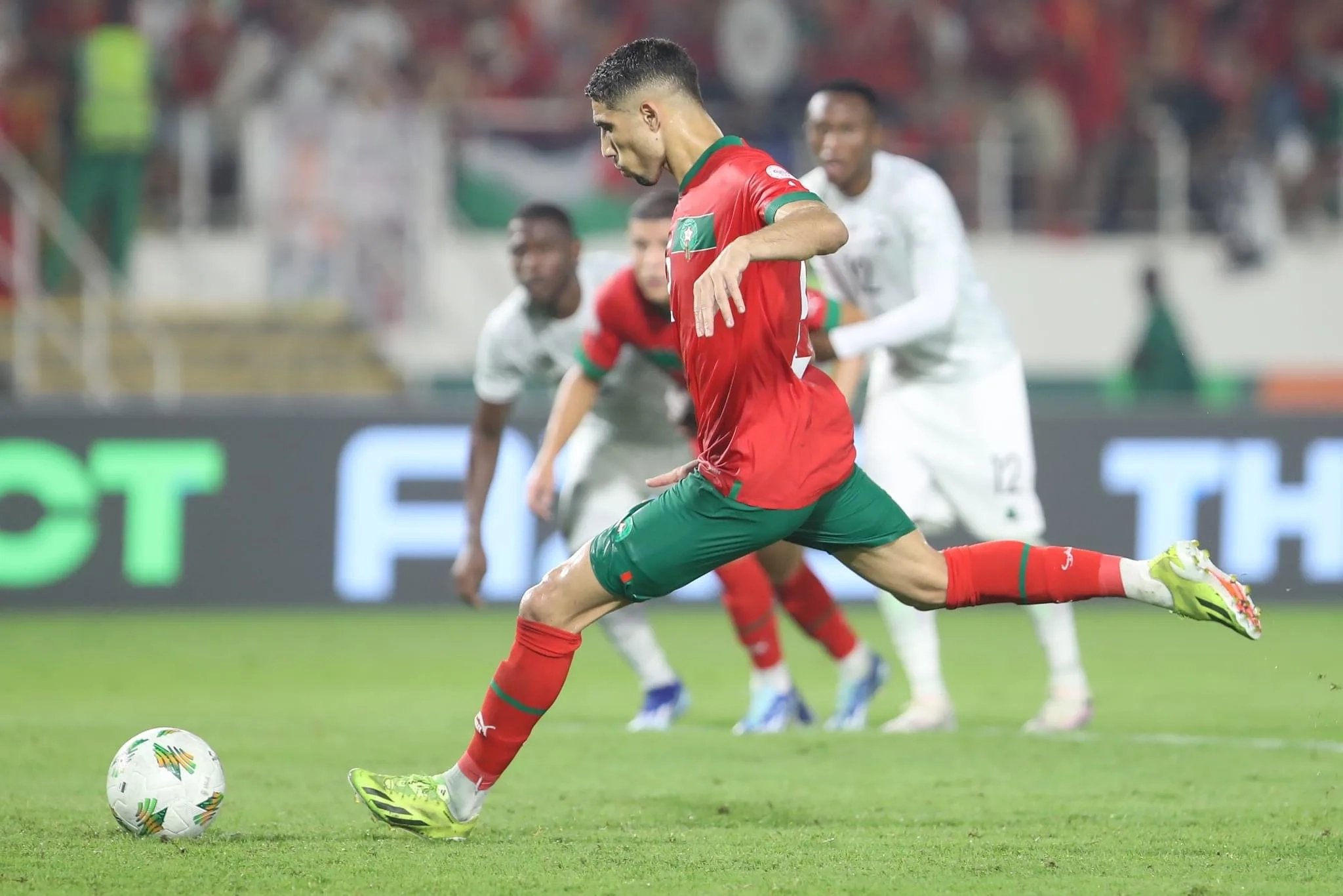 أشرف حكيمي يصبح أغلى ظهير أيمن في العالم