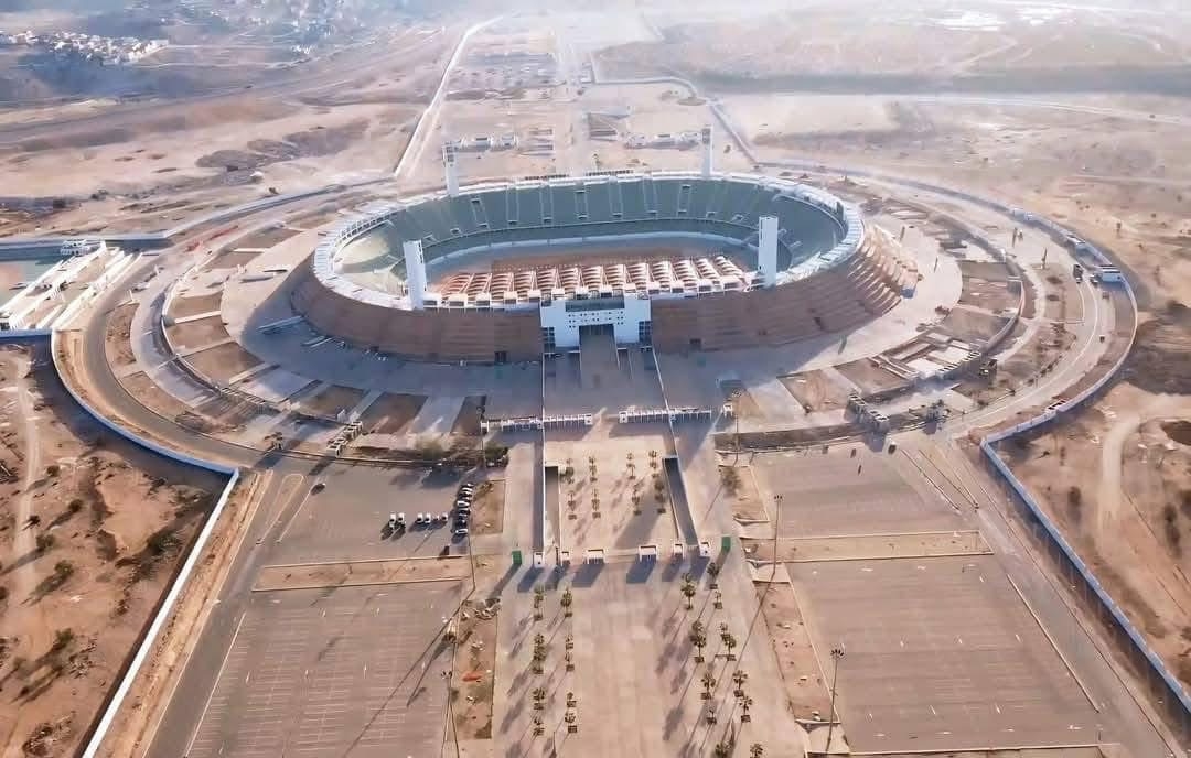 بطء أشغال تهيئة محيط ملعب أكادير يثير القلق على بعد 7 أشهر من تسليمه للكاف