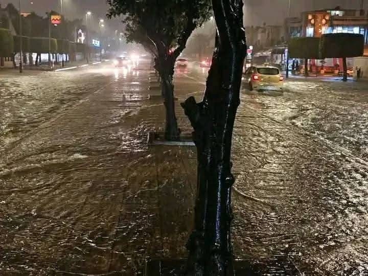 الأمطار تُغرق شوارع سلا والسكان يتنفسون تحت الماء والعمدة يتفطح بقصره في الرباط