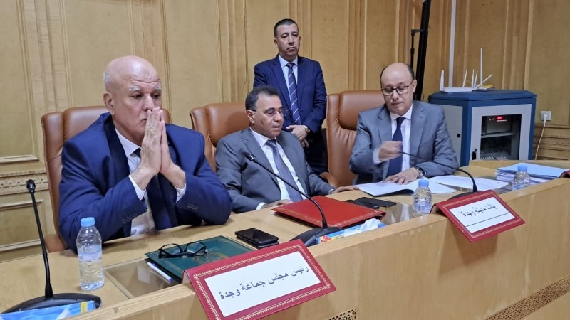 مجلس وجدة على صفيح ساخن.. أغلبية مفككة و مستشارون ينتقدون تخصيص 800 مليون لشراء السيارات
