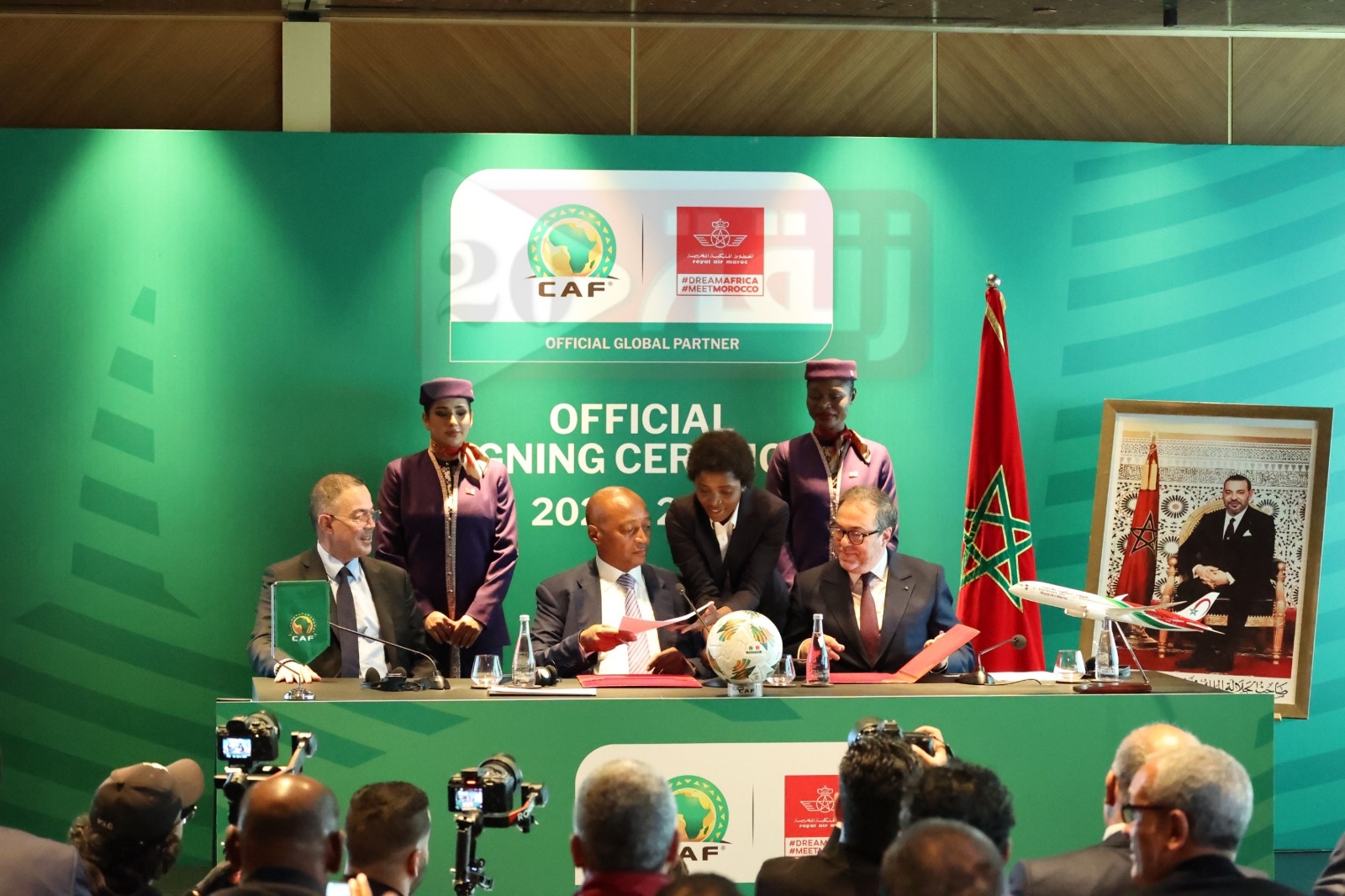 الخطوط الملكية المغربية توقّع إتفاقية شراكة مع الكاف لجلب نصف مليون مشجع لكأس أفريقيا 2025