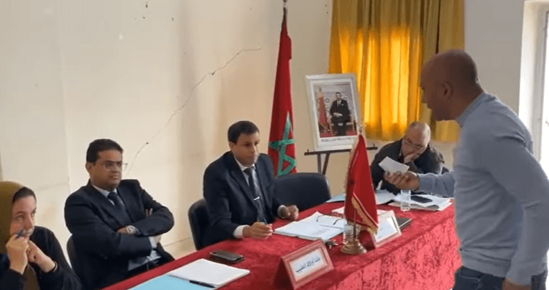 مستشار يتهم رئيس جماعة بفاس أمام السلطة و الكاميرات: عطاني 4 مليون باش نصوت عليه