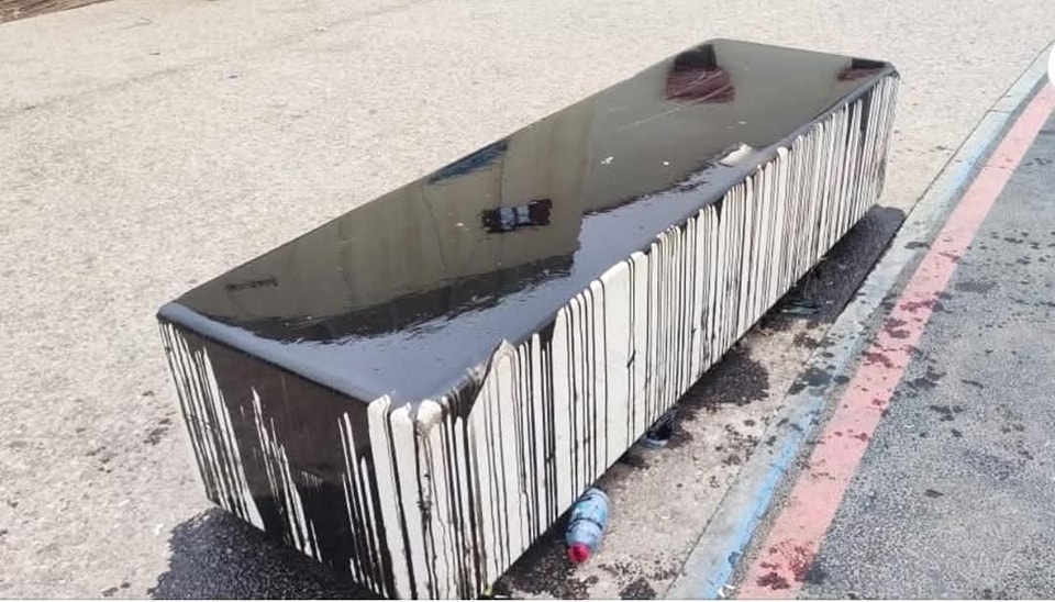 تَلطيخ كراسٍ عمومية يقود إلى سجن مُخرّب بأكادير