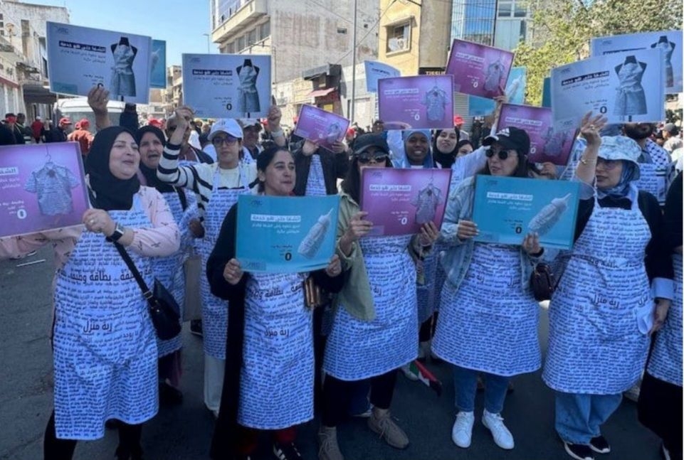 مسيرة نسائية في عيد الشغل تطالب الرجال بغسل الصحون وإرضاع الأبناء