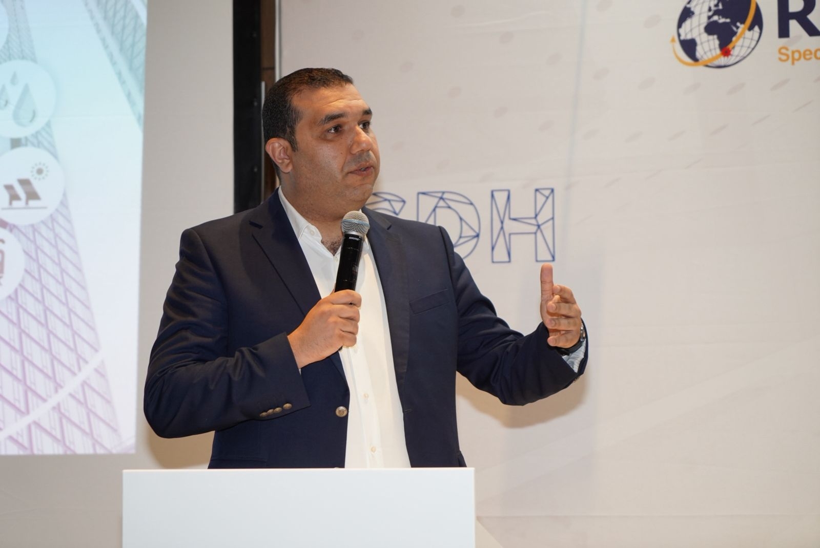 من قلب جنوب إفريقيا.. أكاديمي مغربي يبرز الريادة المغربية في مجال البنيات التحتية