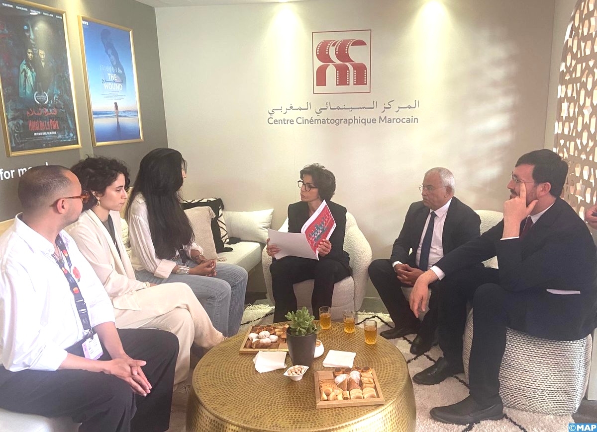 وزيرة الثقافة الفرنسية تزور الجناح المغربي في مهرجان كان السينمائي وتشيد بالتعاون الثقافي المشترك