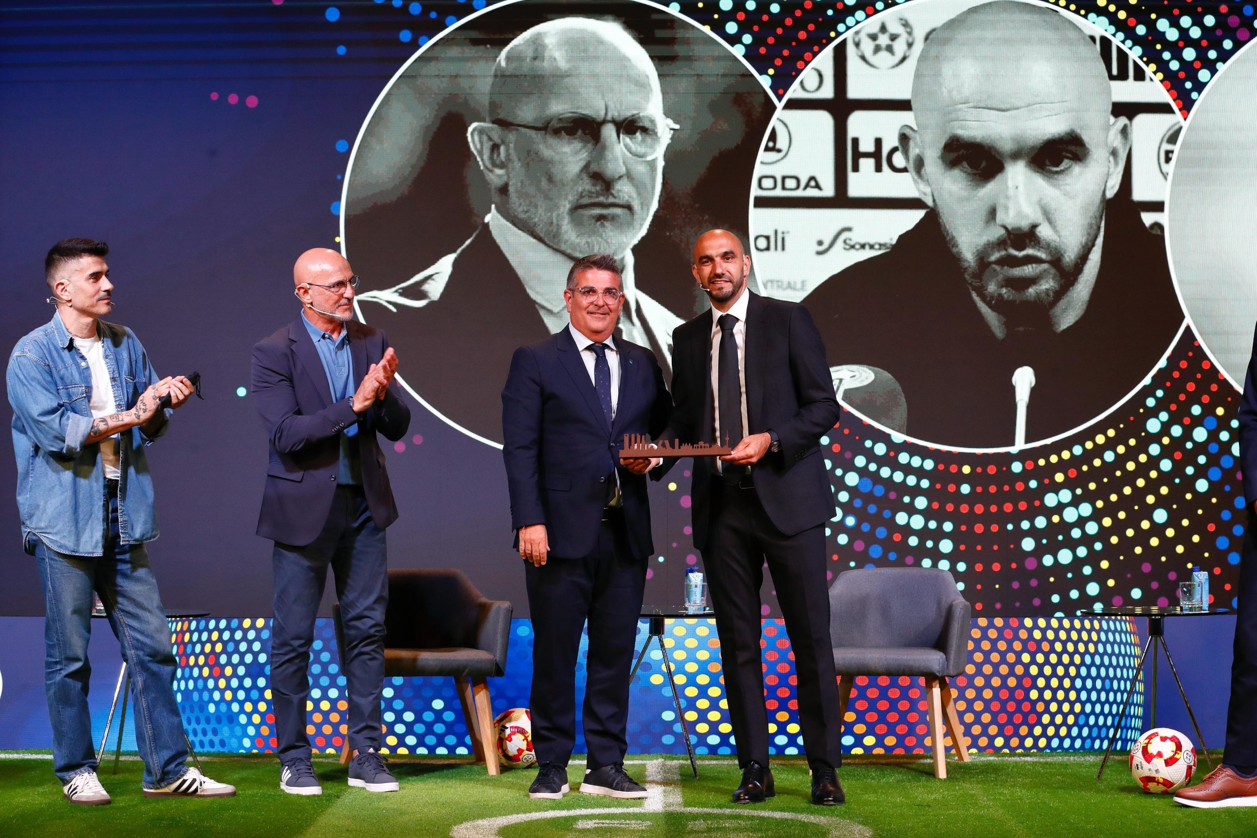 الإتحاد الإسباني يكرم وليد الركراكي بمدريد ويصف المغرب بالقوة الصاعدة في كرة القدم العالمية