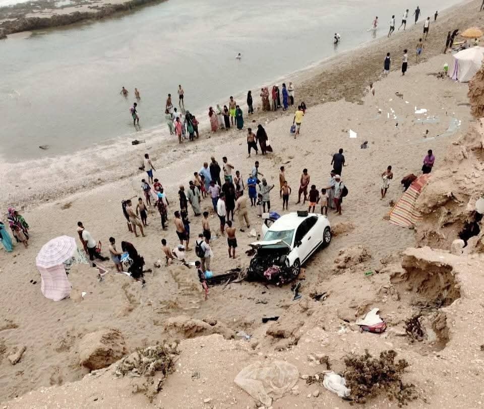 غياب مواقف سيارات آمنة يتسبب في حادث خطير بشاطئ تفنيت