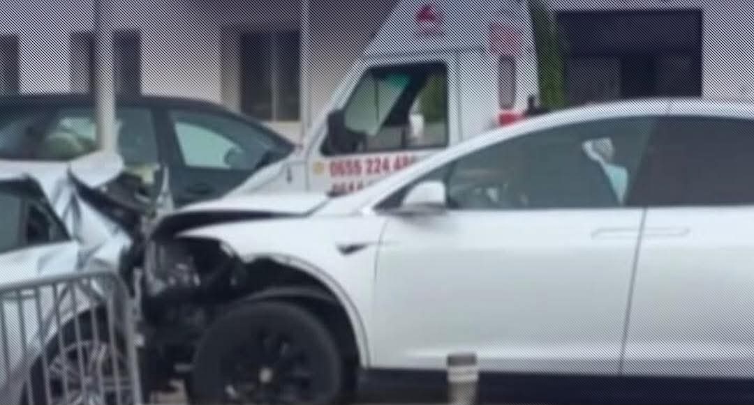 فقدان السيطرة على سيارة تيسلا يخلف حادثة خطيرة بمارينا أكادير