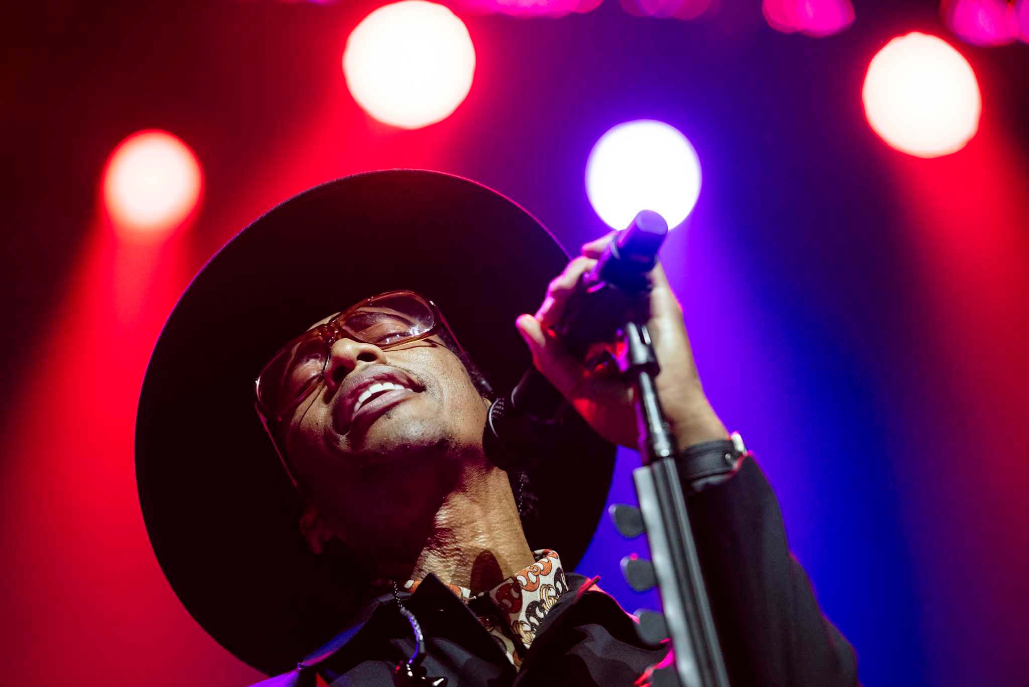 Raphael Saadiq's bass stolen before Oakland show, but the music played on