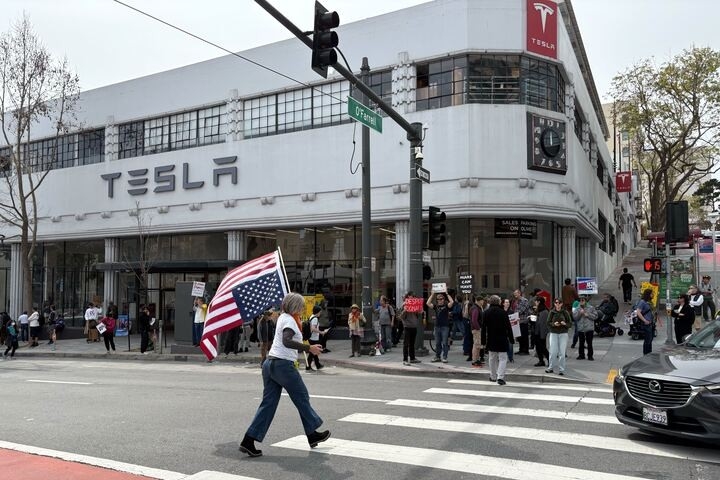 Letters: Why do state retirement systems still own 9 million shares of Tesla stock?