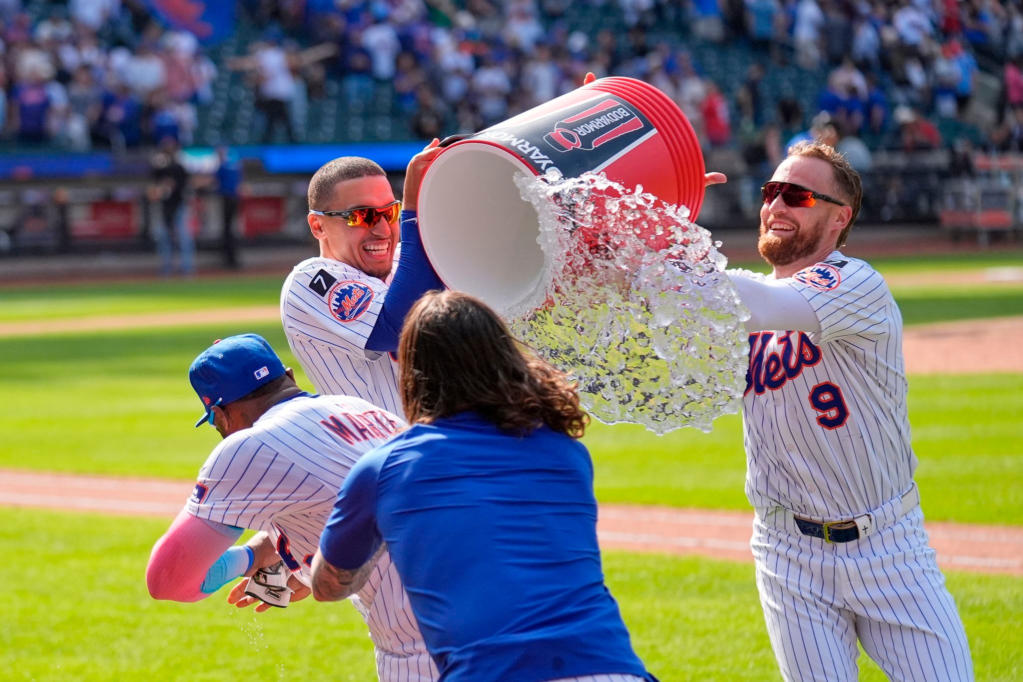 Mets sweep Phillies, extend winning streak to 7 in game with play at the plate and balk that wasn't