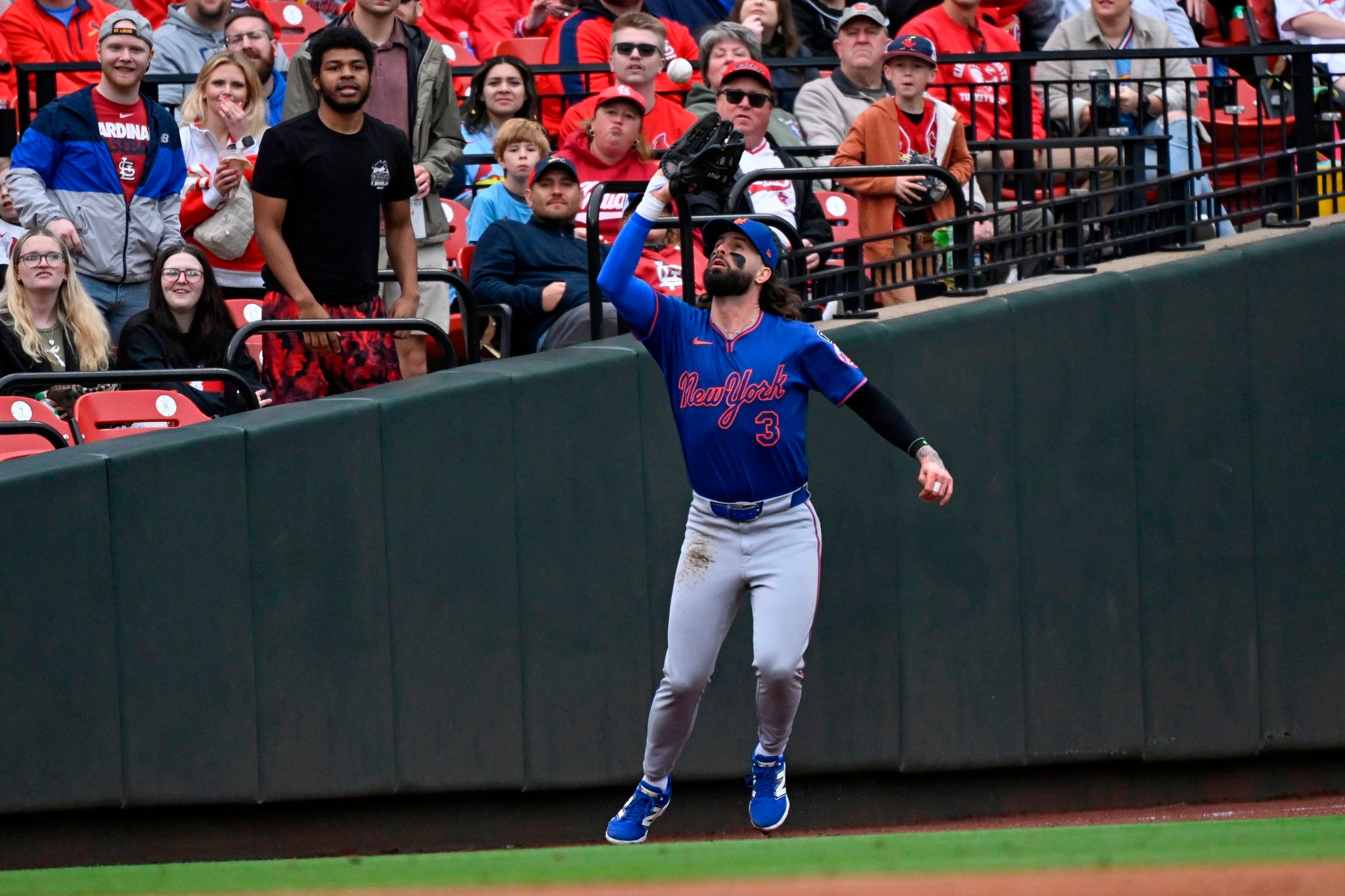 Mets' Jesse Winker gets MRI after leaving game vs. Cardinals with right side discomfort