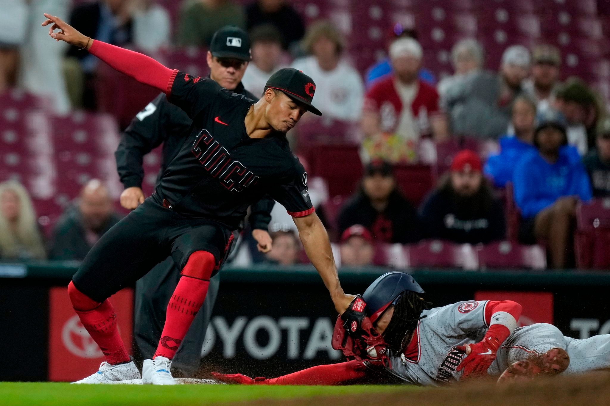 Reds place third baseman Noelvi Marte on injured list with left oblique strain