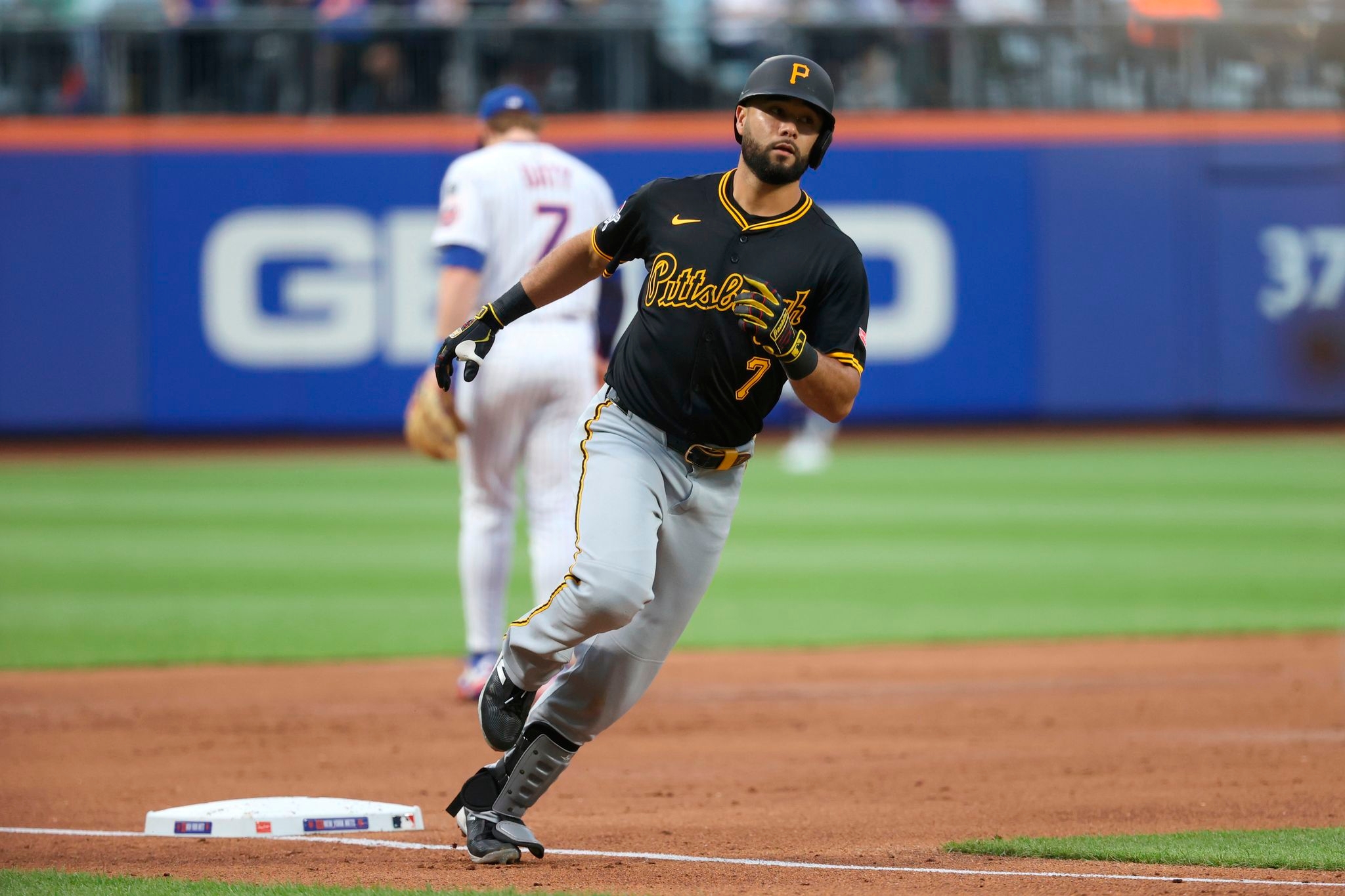 Family ties: Kiner-Falefa homers after meeting his 2nd cousin for the 1st time, Ralph Kiner's son