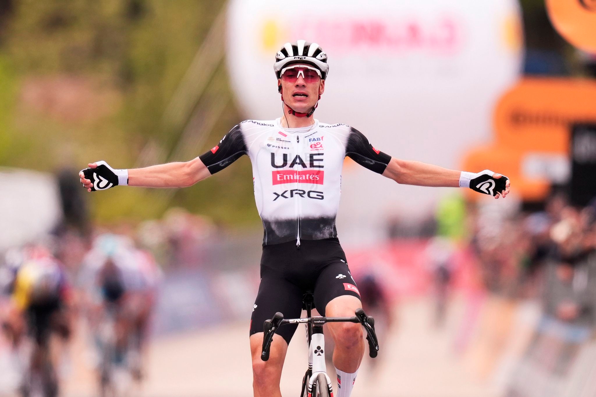 Ayuso bursts to stage win as Roglič takes overall lead at Giro d'Italia