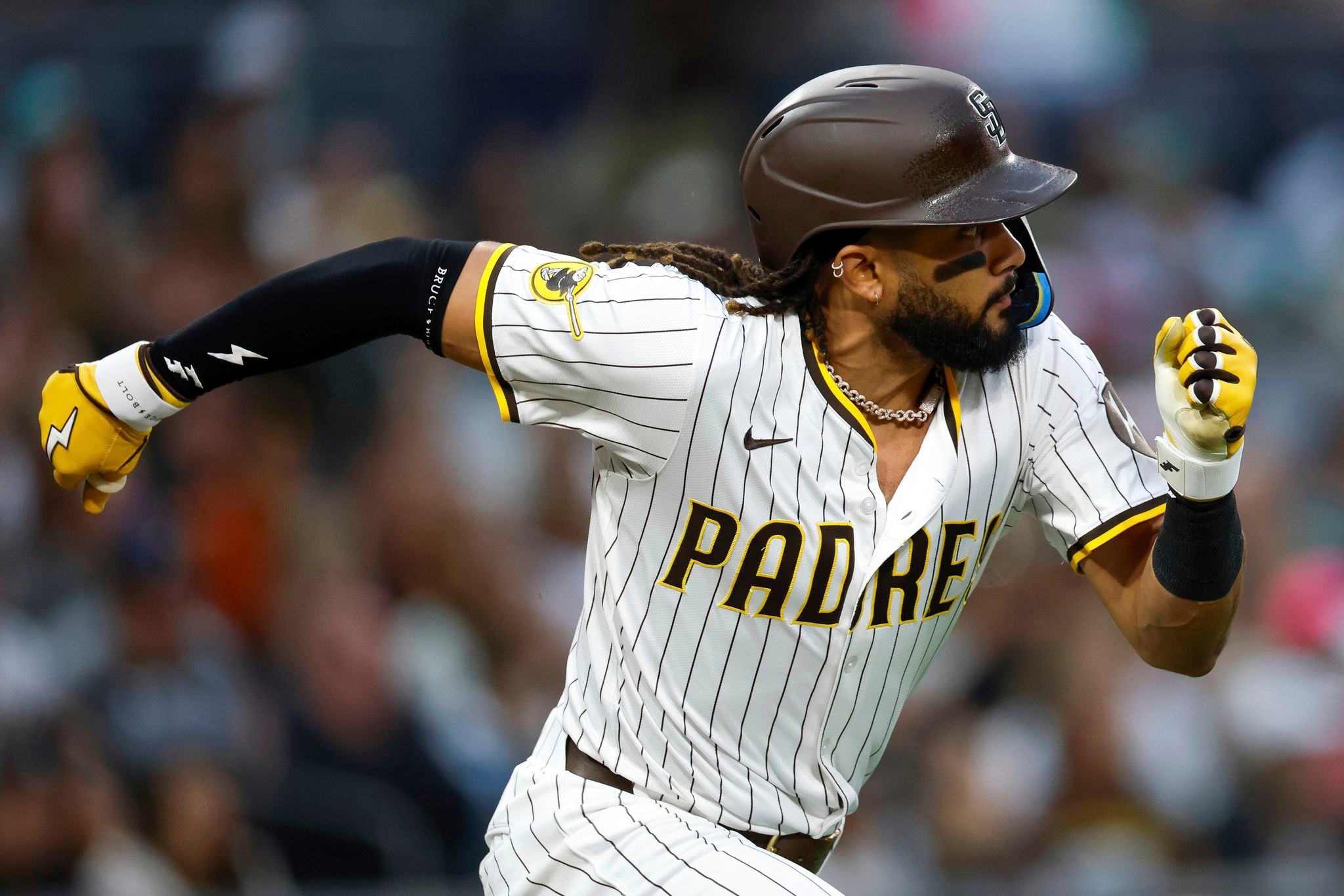 Hail, Hail: 3 homers propel Mariners to 5-1 win vs. Padres in Vedder Cup opener