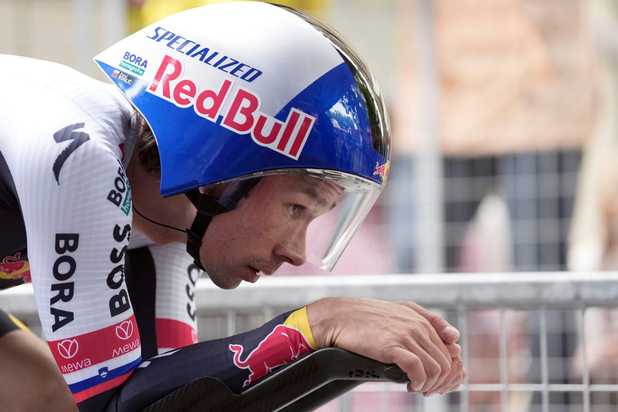 Hoole wins Giro time trial on stage 10, Del Toro keeps overall lead