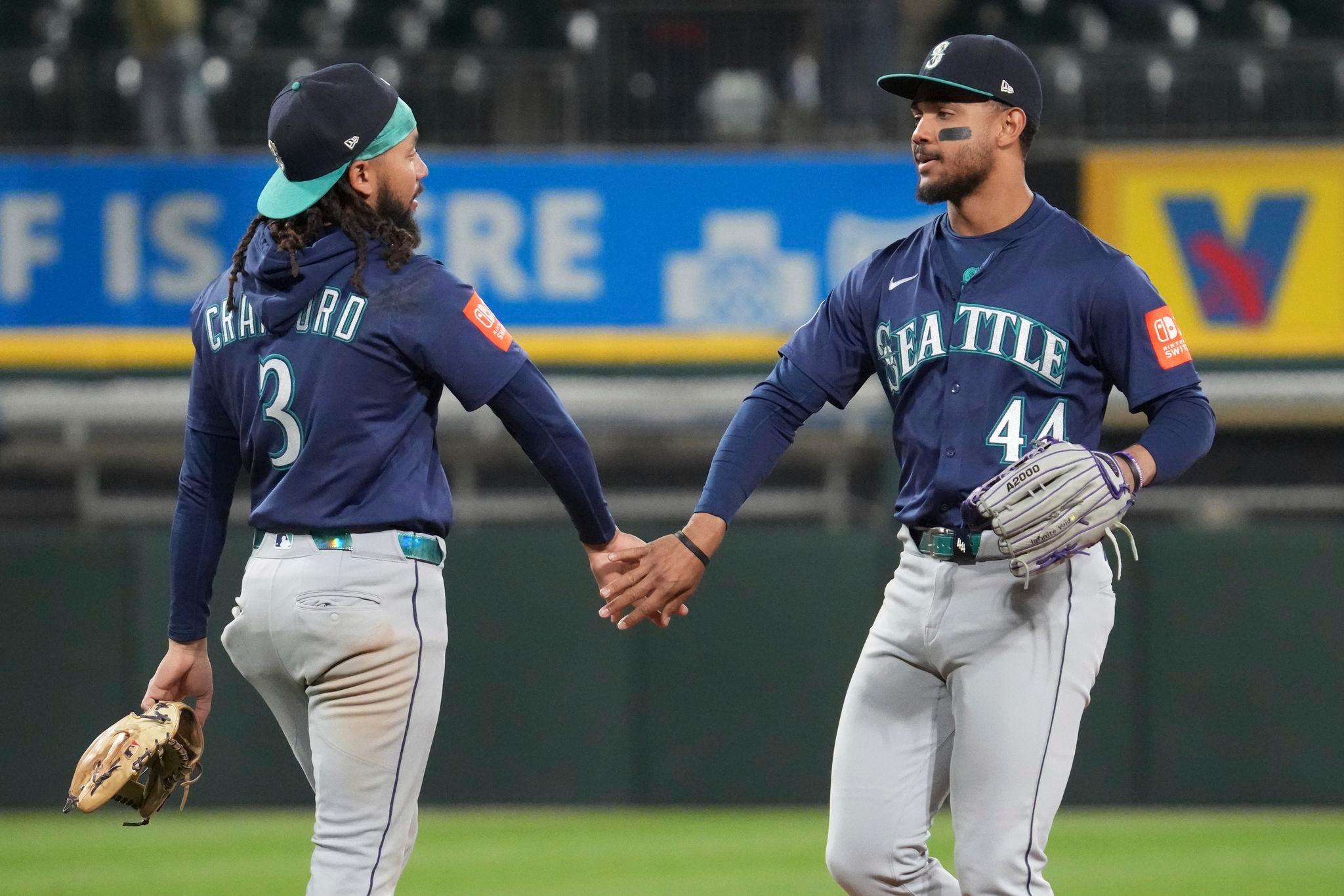 Mariners use sharp pitching and timely hitting to deliver strong road start