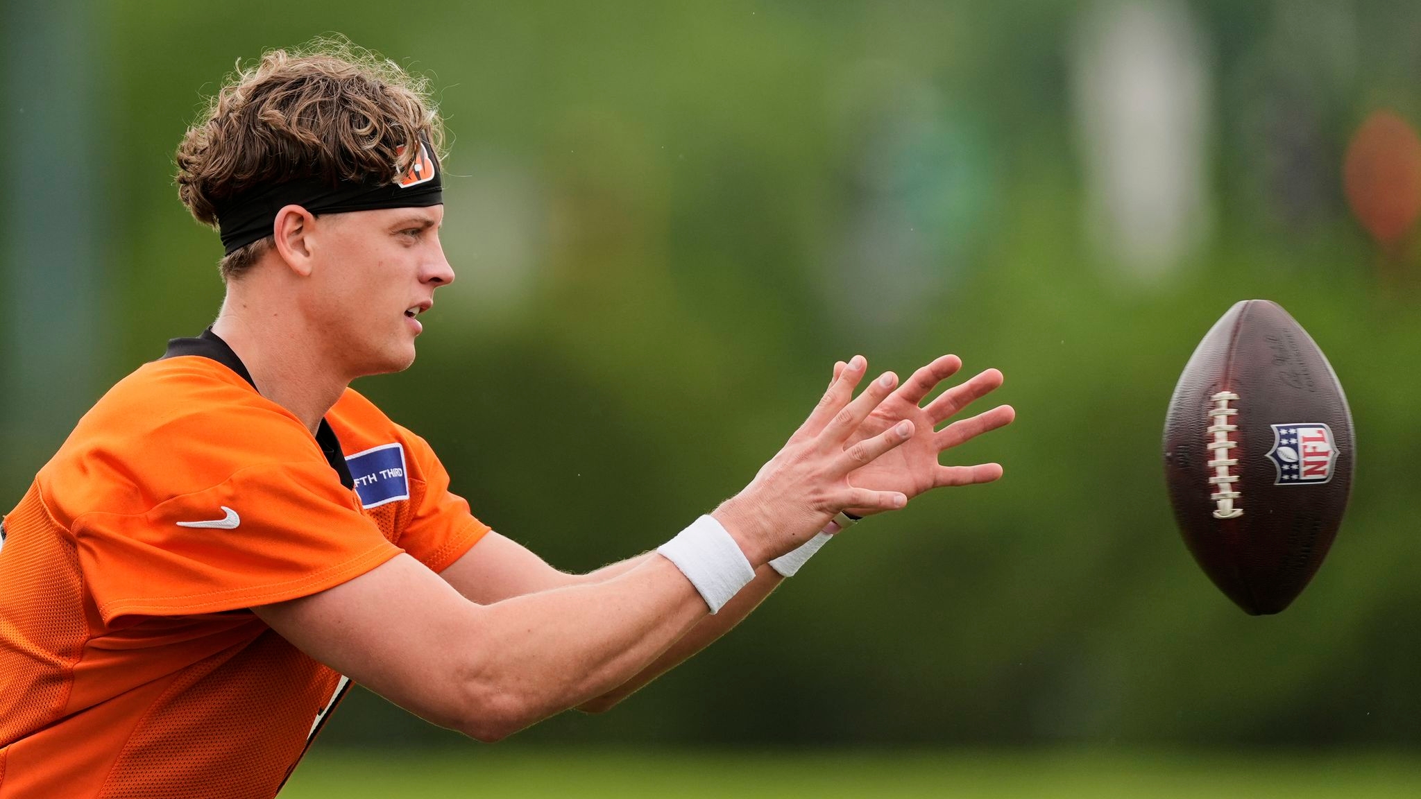 Bengals' Joe Burrow credits Peyton Manning for his involvement in Netflix's 'Quarterback' series