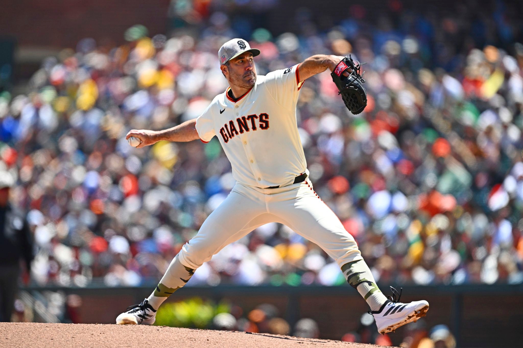 Injured Giants pitcher Justin Verlander takes the mound for a bullpen session in Detroit