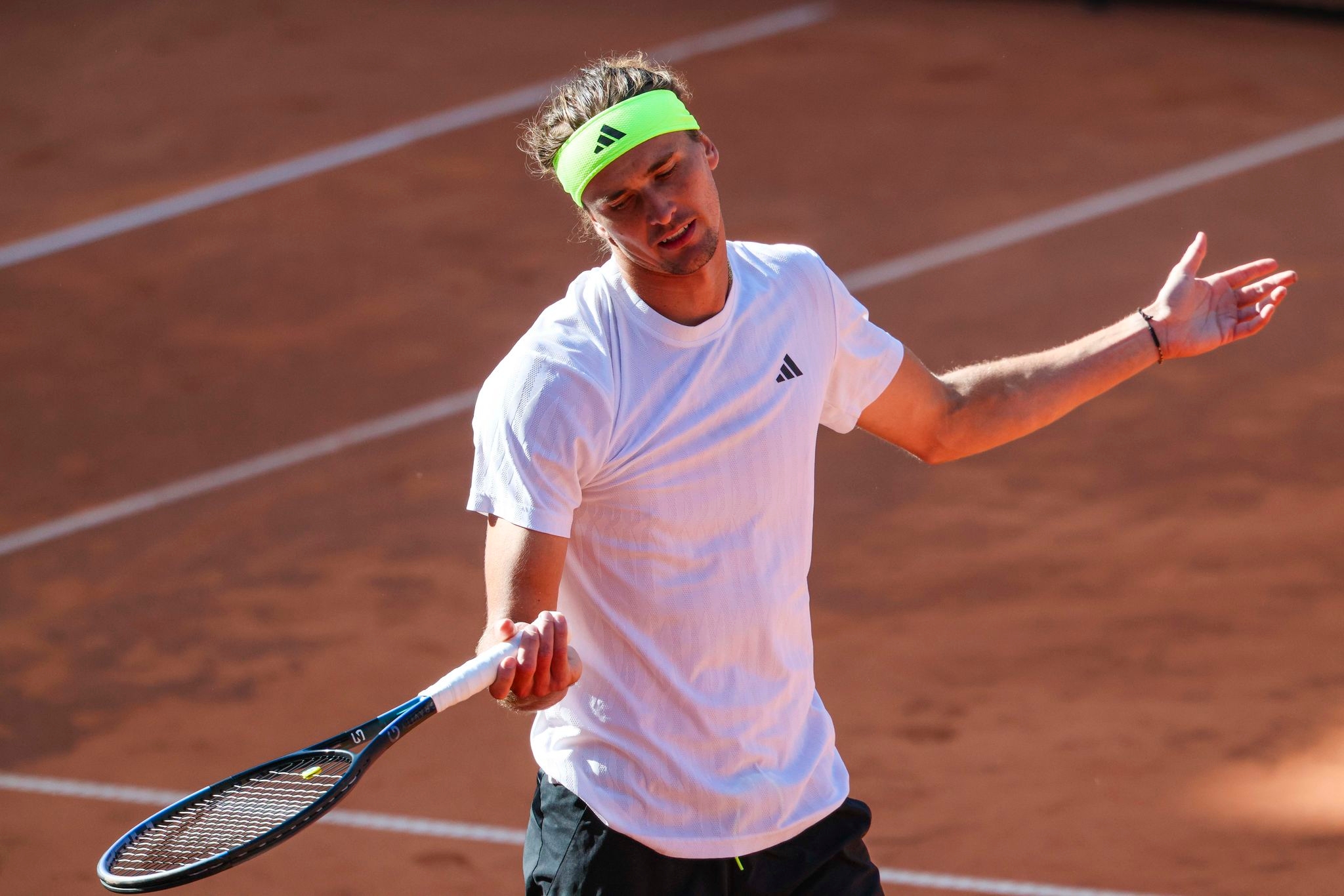 Alexander Zverev says lightning struck his flight to Paris for the French Open