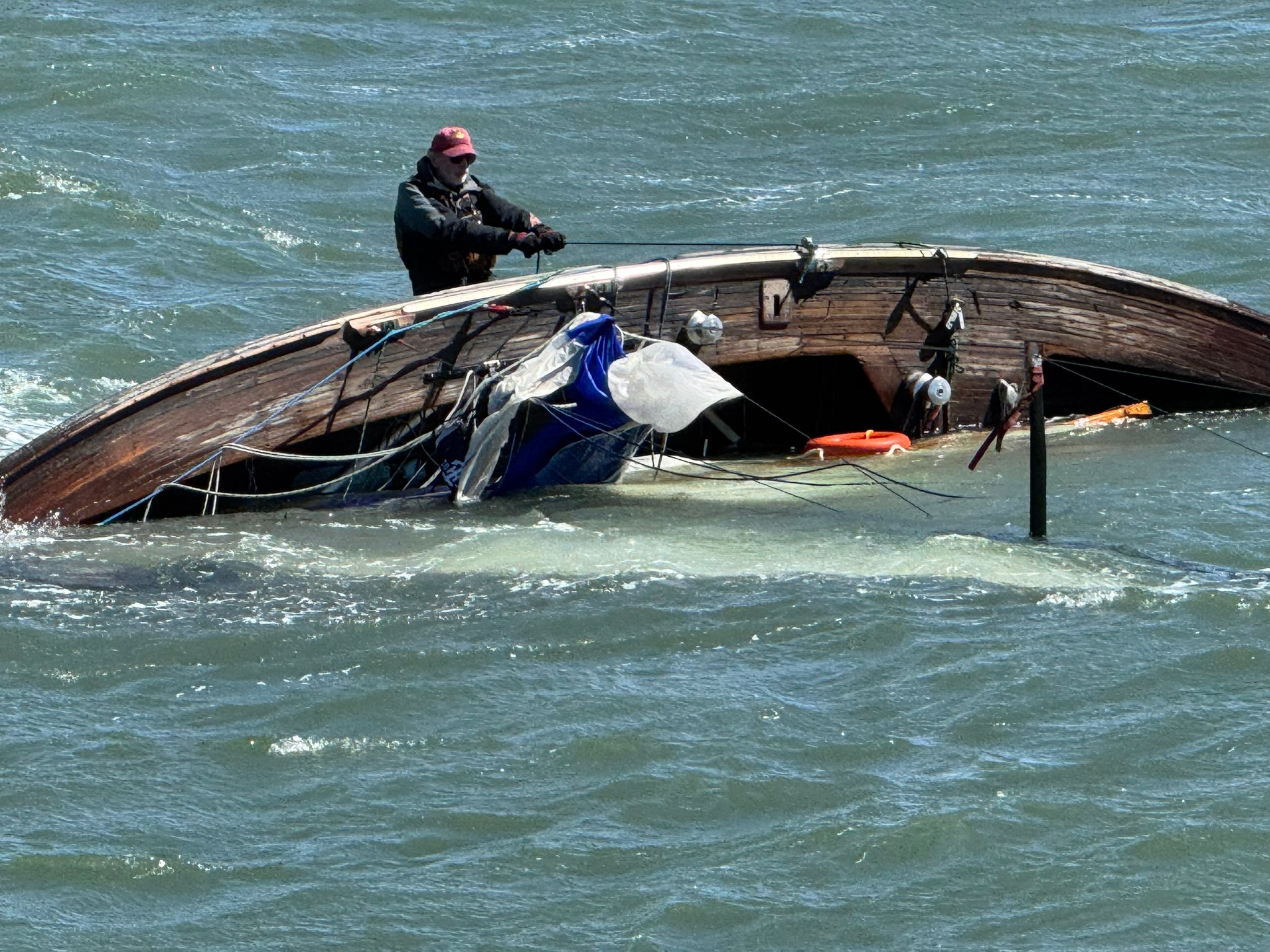 8 passengers rescued from capsizing sailboat in San Francisco Bay