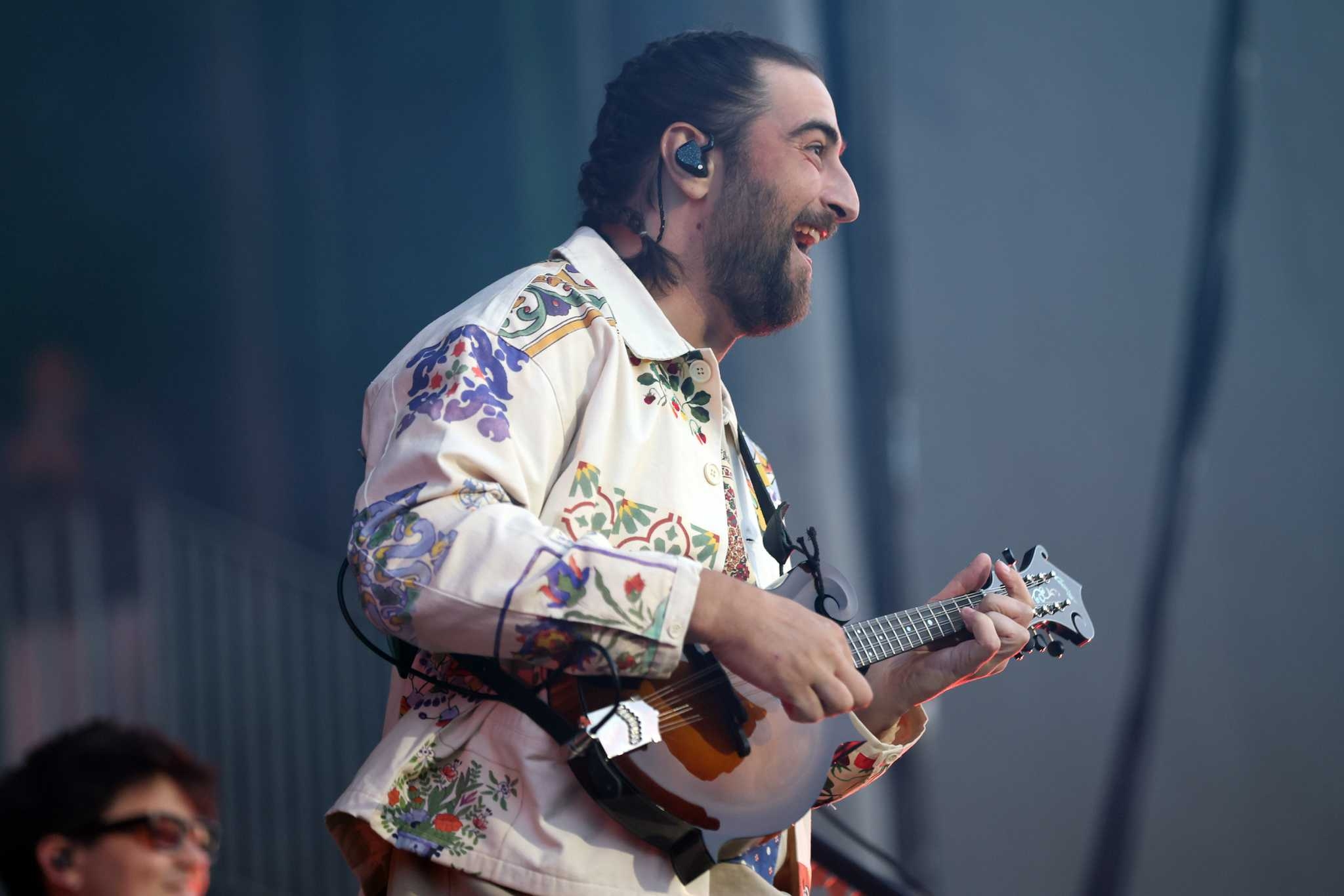 Noah Kahan closes BottleRock with a fall, an apology and a show-stopping encore