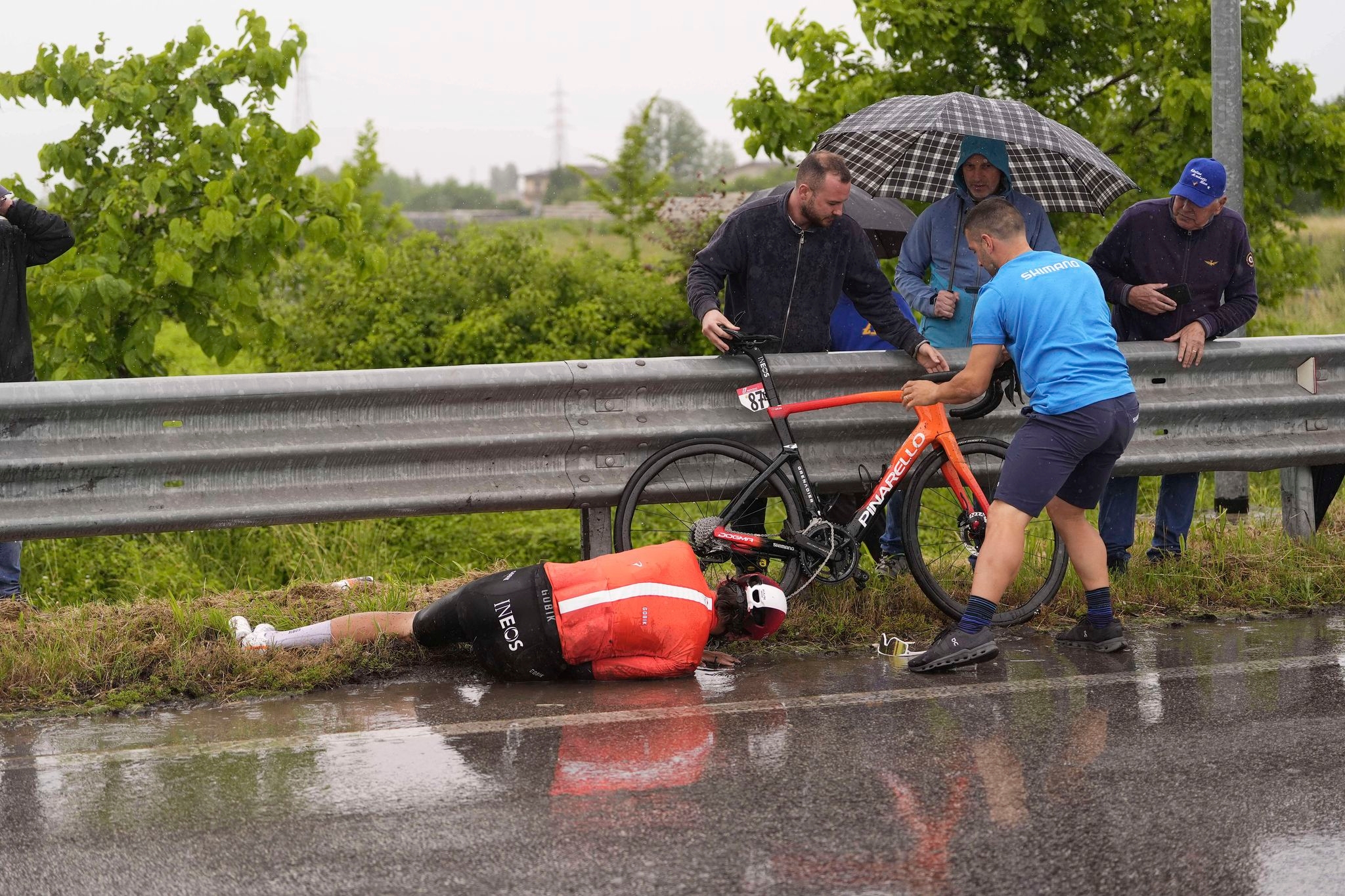 Pre-race favorite Roglic withdraws from Giro d'Italia after crash in wet stage
