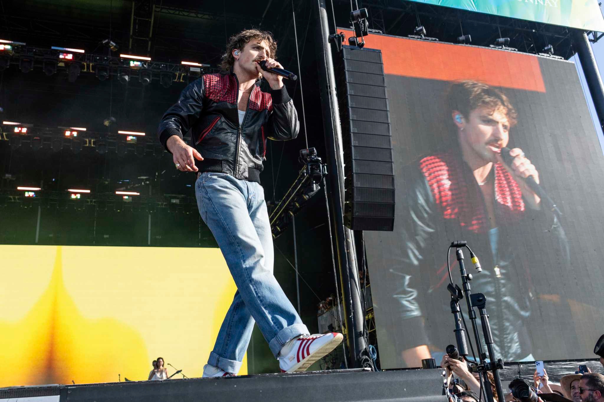 Benson Boone announces San Francisco tour stop after viral BottleRock moment with Steph Curry