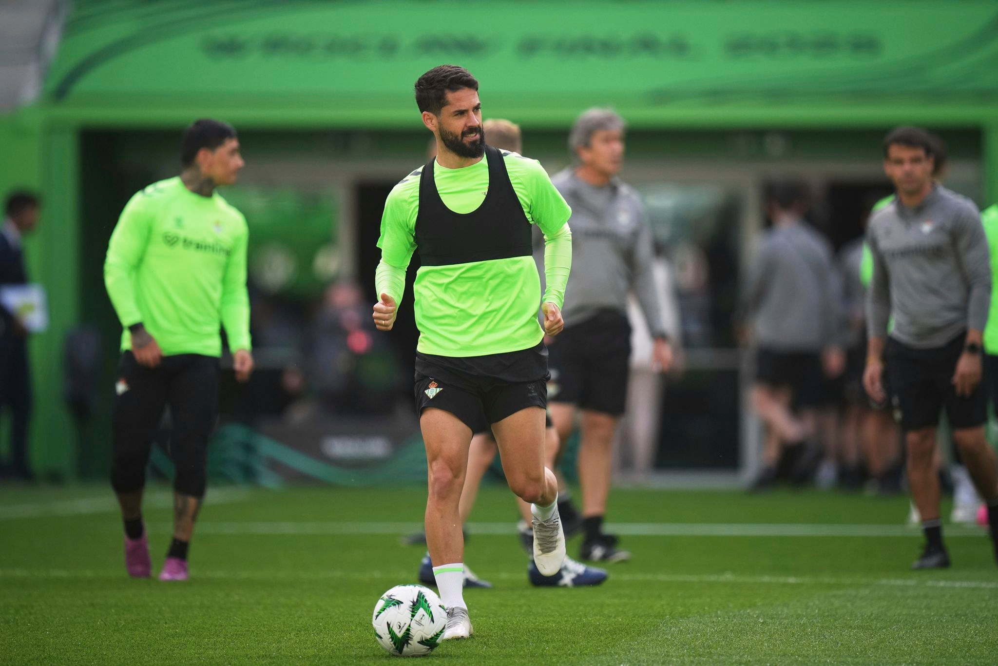 Isco tries to lead Real Betis to its 1st European title in Conference League final vs. Chelsea