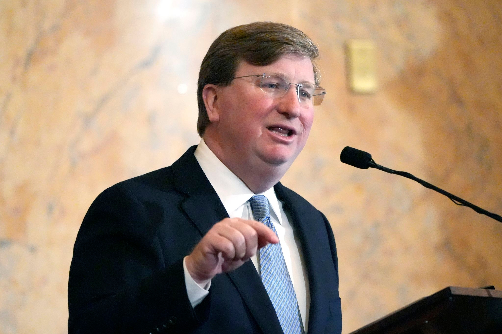 Mississippi governor calling lawmakers into special session to seek a budget deal